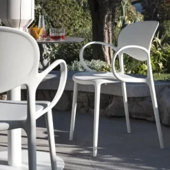 Sedia impilabile con braccioli Abby - Connubia